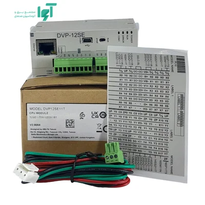 DVP12SE11T در کنار جعبه، برگه سیم‌بندی، کابل و کانکتورها