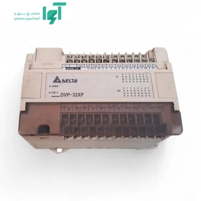 نمای زاویه‌دار ماژول DVP32XP11R با بدنه روشن و ردیف ترمینال‌های ورودی و رله